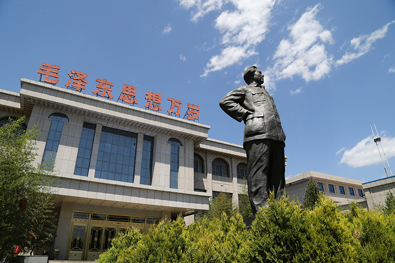 毛主席纪念馆铜像.jpg