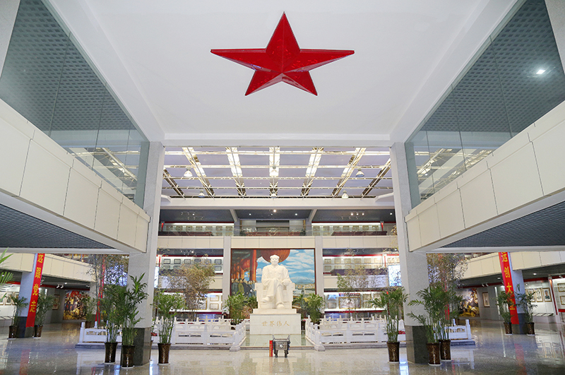 毛主席像章馆全景.jpg