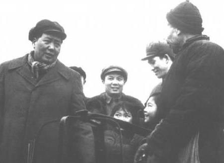人民群众和毛主席在一起的经典瞬间