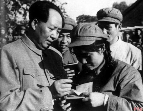 人民群众和毛主席在一起的经典瞬间